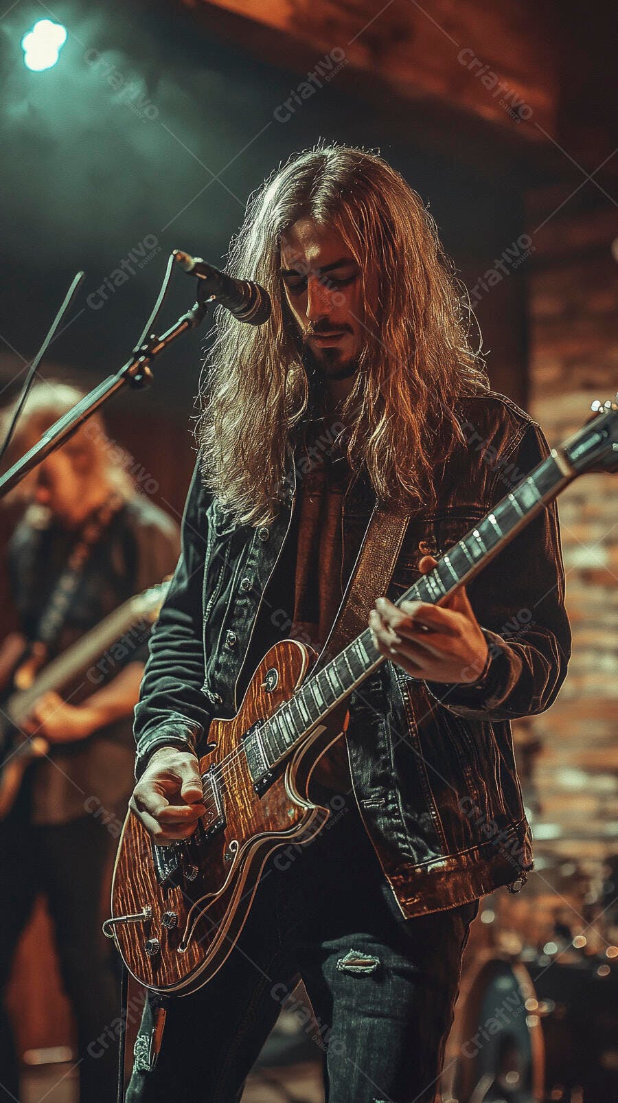 Homem caucasiano com cabelo longo tocando guitarra em palco escuro