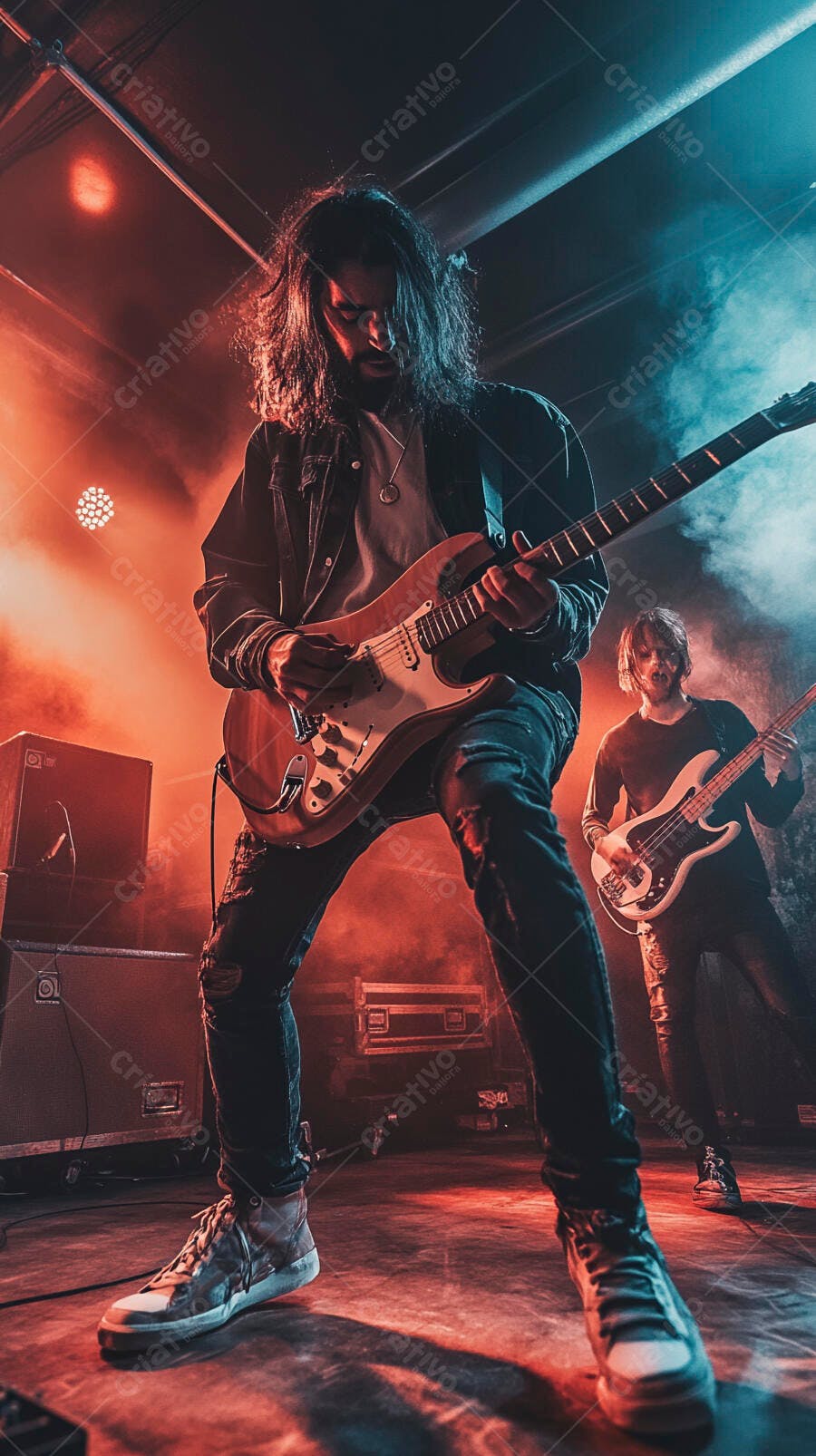 Guitarrista de cabelo comprido tocando guitarra elétrica em show de rock com fumaça