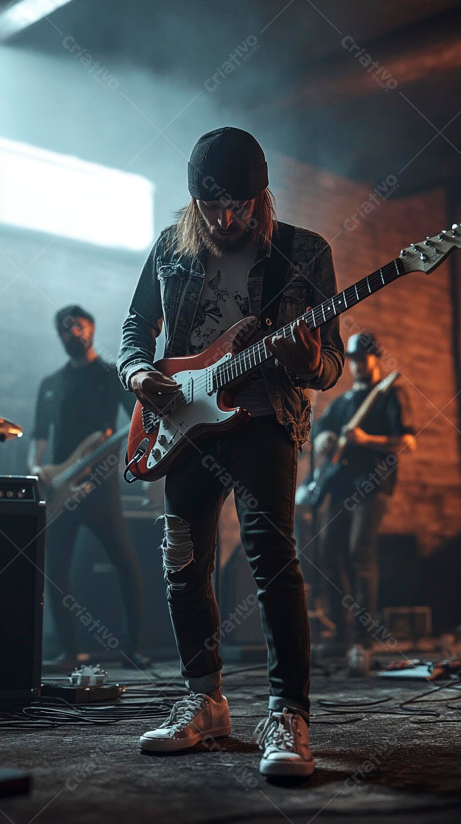 Guitarrista homem caucasiano de gorro tocando guitarra vermelha em palco com luz azul laranja