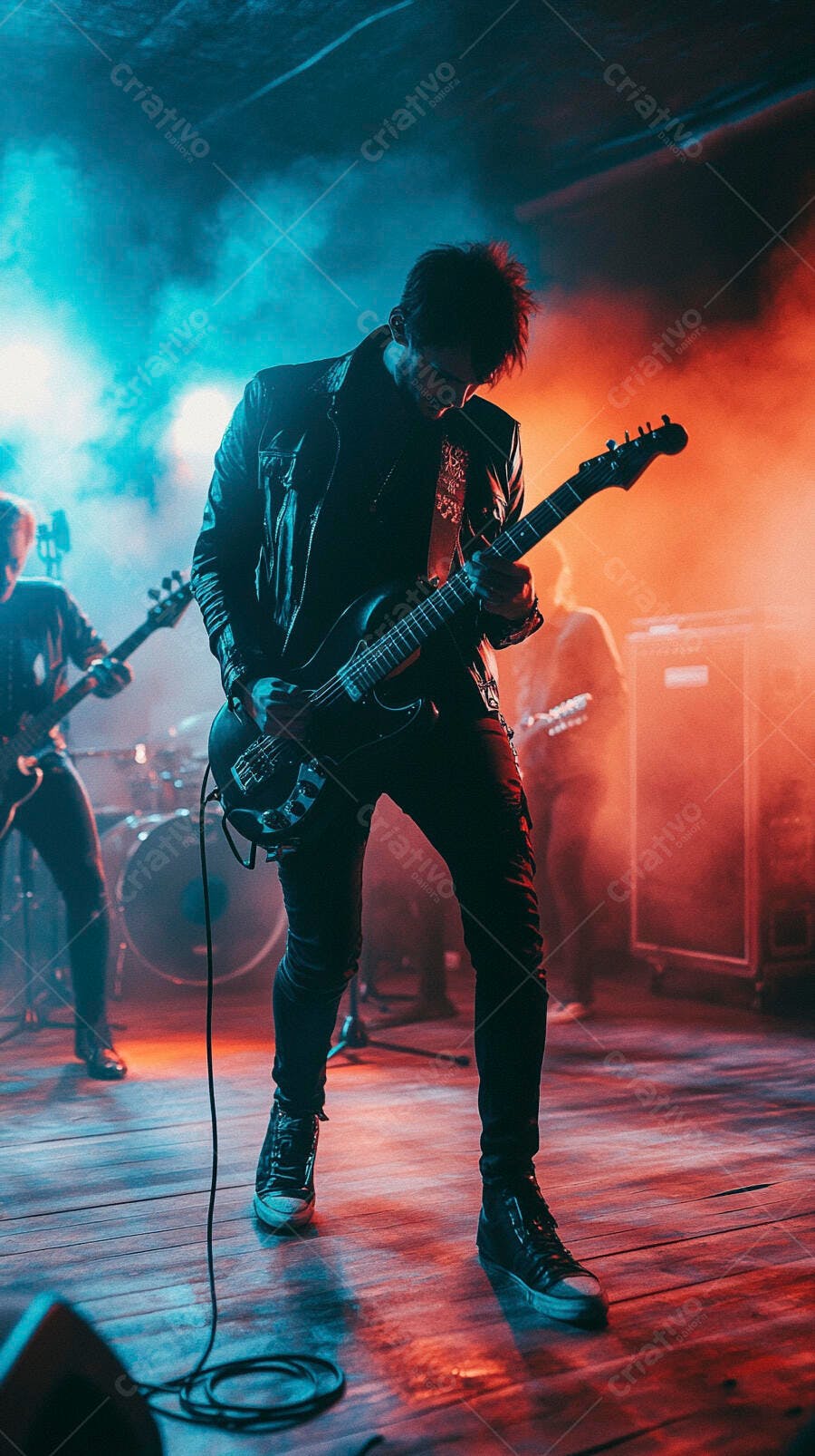 Guitarrista masculino tocando guitarra elétrica em palco de show com luzes neon azul e laranja