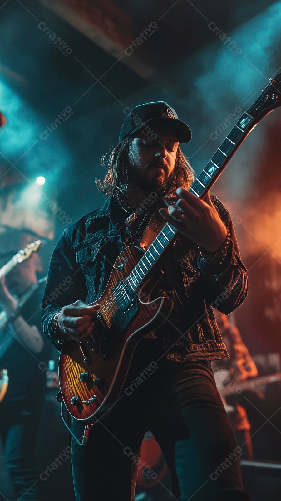Guitarrista masculino de cabelos longos tocando guitarra elétrica em show de rock com luzes coloridas