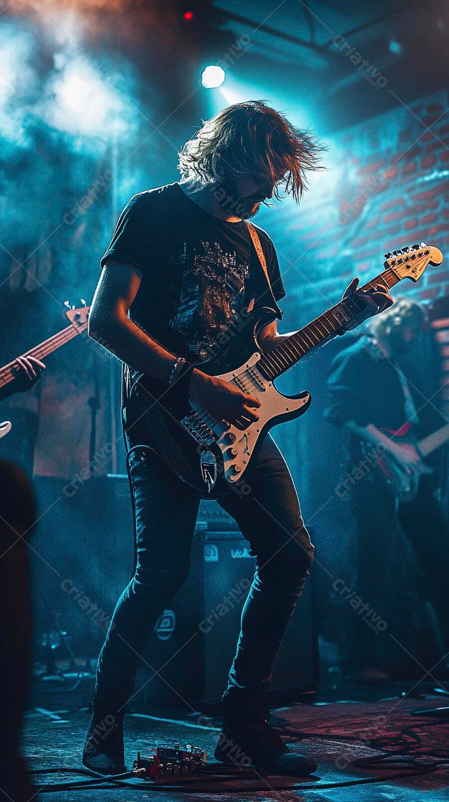 Homem guitarrista cabeludo tocando rock em palco com luz azul e fumaça