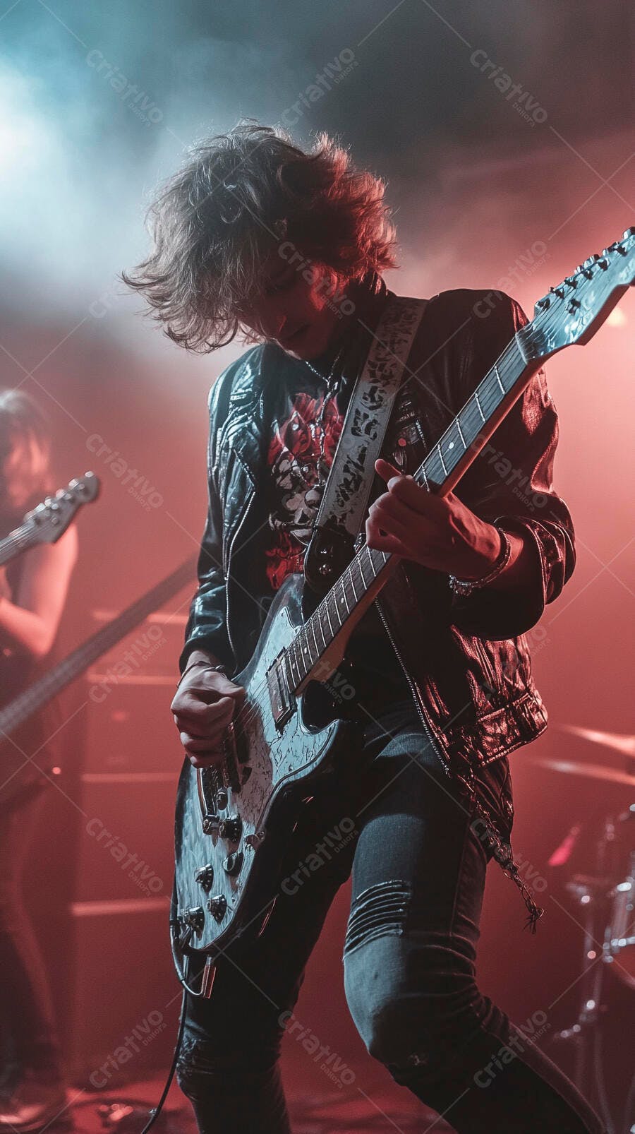 Jovem guitarrista masculino tocando rock com luzes vermelhas e azuis no palco