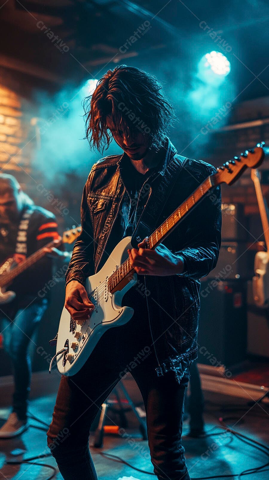 Guitarrista homem tocando guitarra elétrica no palco com luzes azuis e fumaça