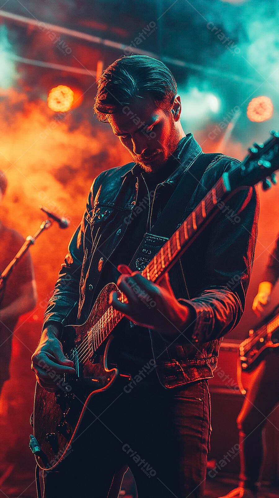 Guitarrista homem caucasiano tocando guitarra elétrica em show de rock com luzes laranja