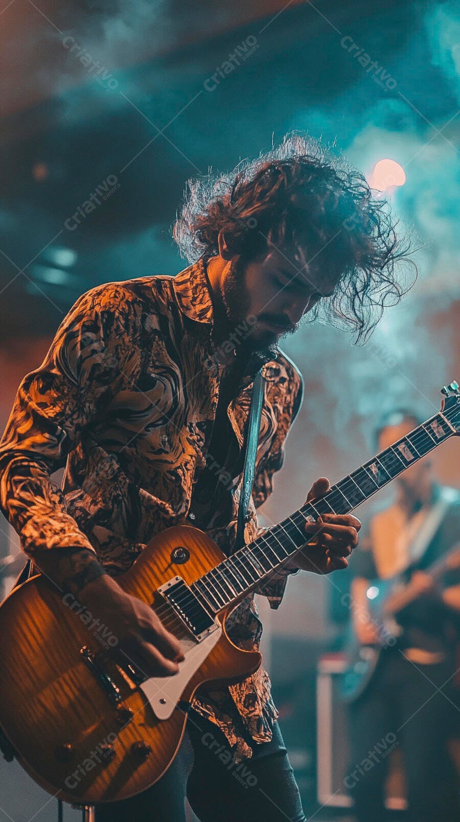 Músico homem de cabelo cacheado tocando guitarra elétrica em show noturno azul