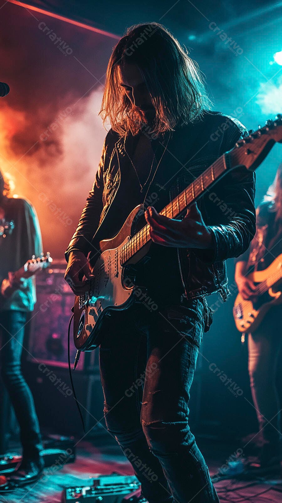 Guitarrista de cabelo comprido tocando guitarra elétrica em show de rock com luzes azuis e vermelhas