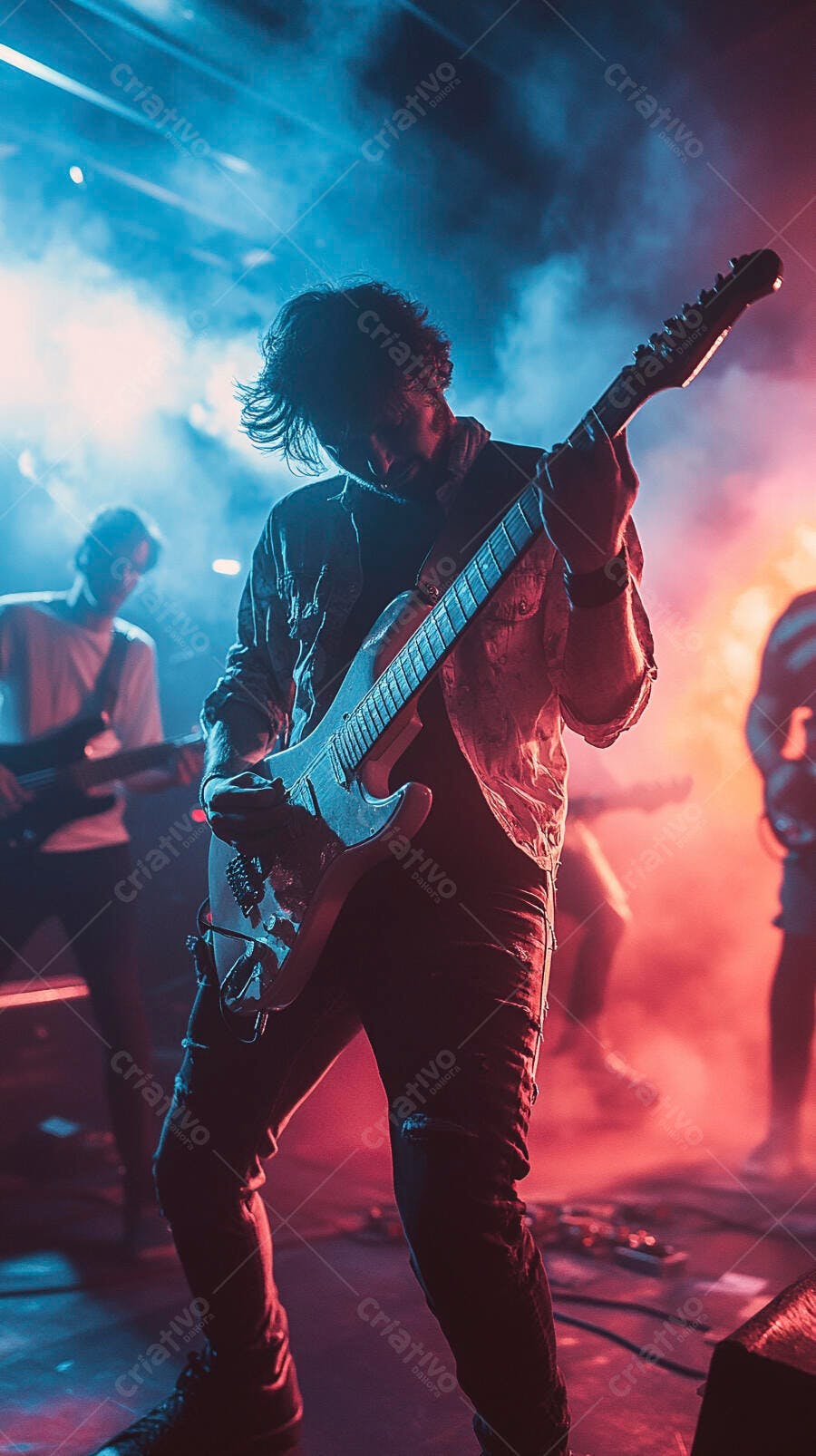Guitarrista homem tocando guitarra elétrica ao vivo no palco com luzes neon vermelhas e azuis
