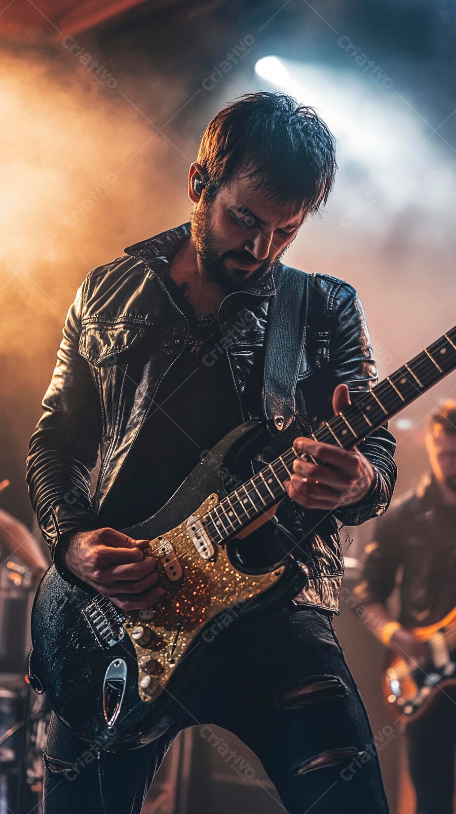 Homem guitarrista barbudo caucasiano tocando guitarra elétrica preta em show ao vivo