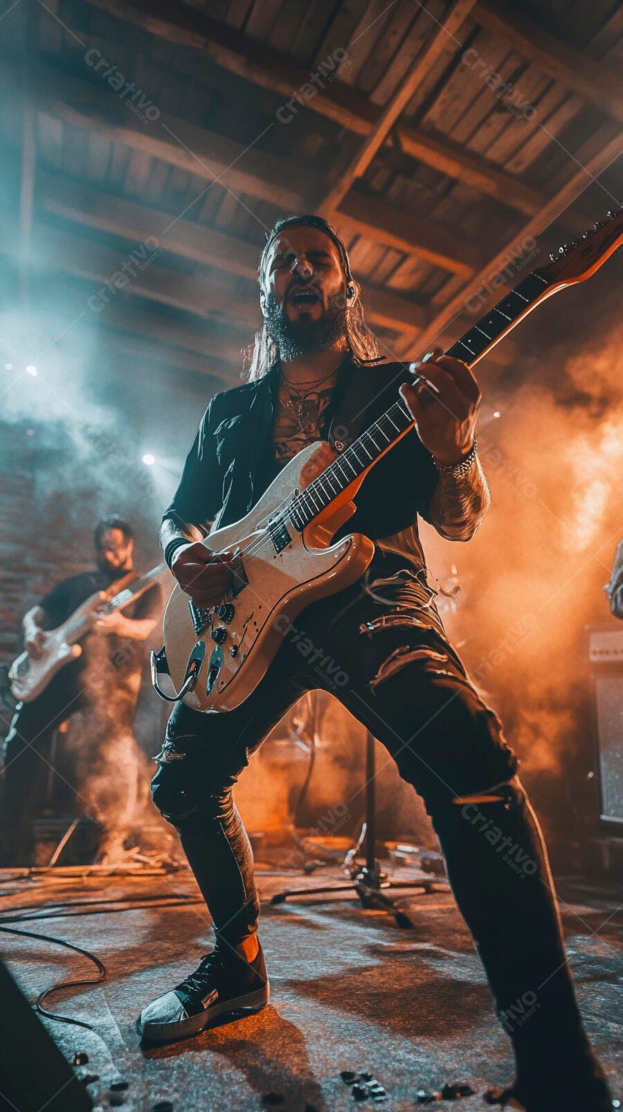 Músico guitarrista barbudo caucasiano tocando em palco de rock com luzes coloridas