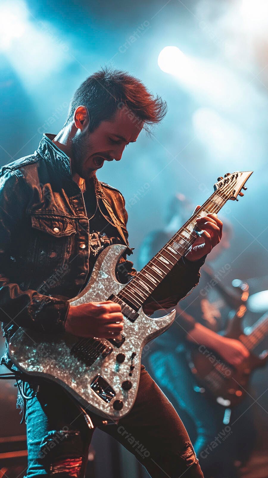 Homem guitarrista em show de rock com luzes azuis intensas