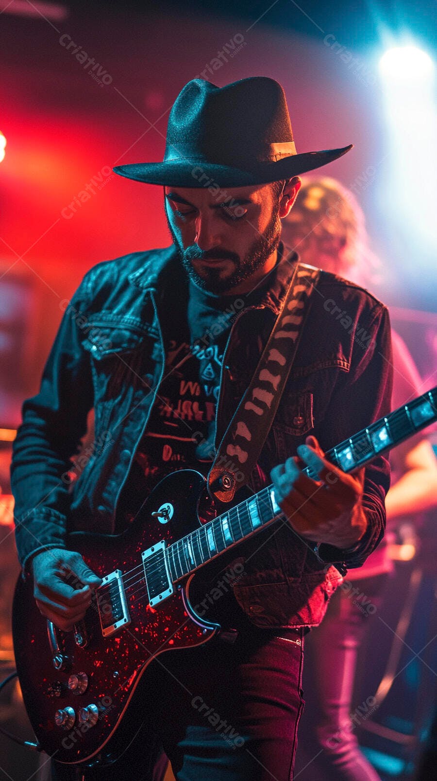 Homem músico barbudo com chapéu tocando guitarra elétrica no palco