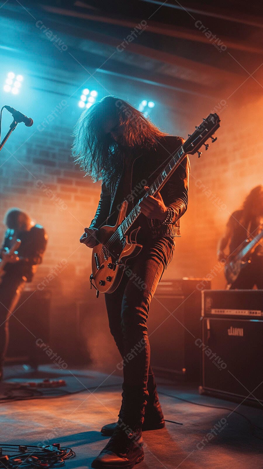 Guitarrista de rock cabelo comprido tocando em palco com luzes azuis e laranjas