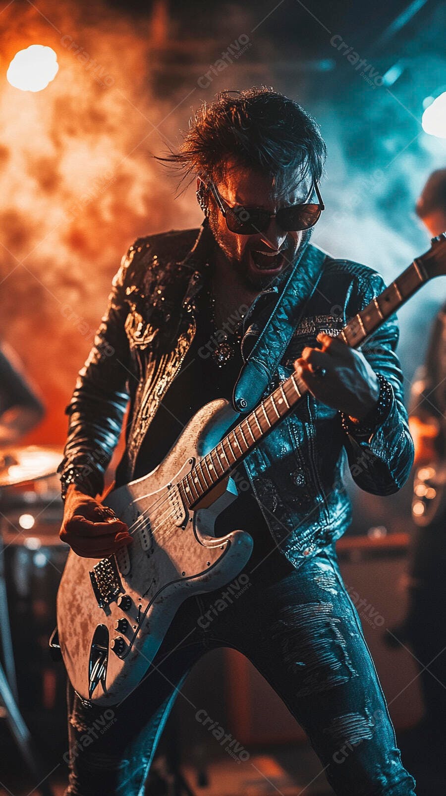 Guitarrista homem caucasiano tocando guitarra elétrica em show de rock