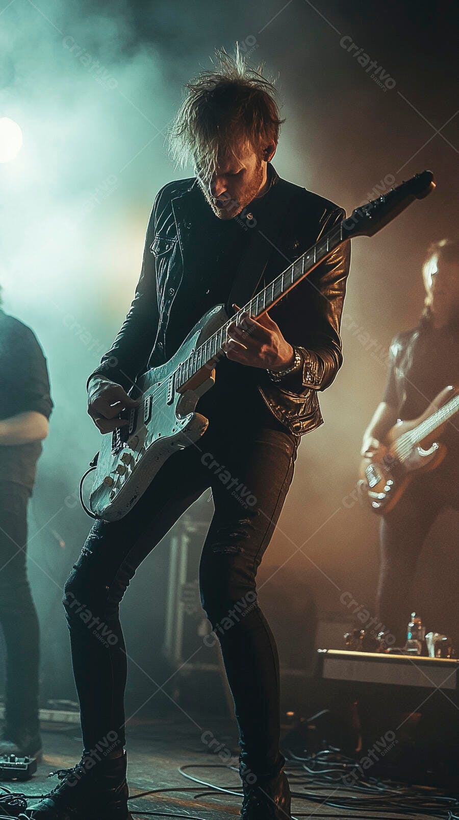 Homem loiro guitarrista de rock tocando eletricamente em show com fumaça e luzes