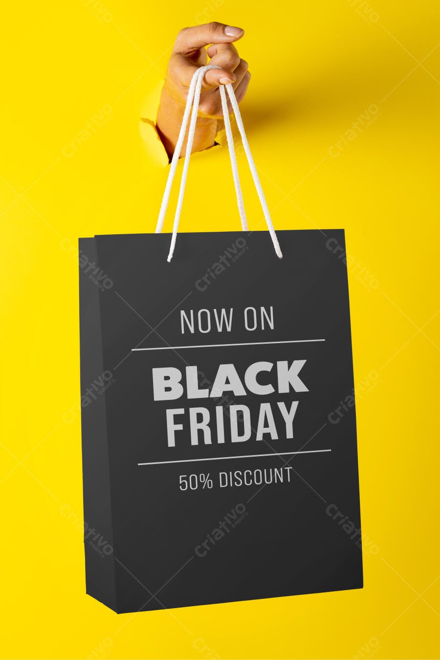 Mockup Realista de Sacola de Compras Preta com Mão em Cenário Amarelo Black Friday