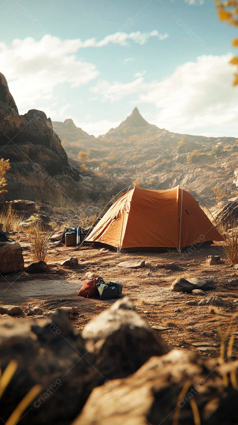 Barraca de camping laranja em acampamento nas montanhas áridas