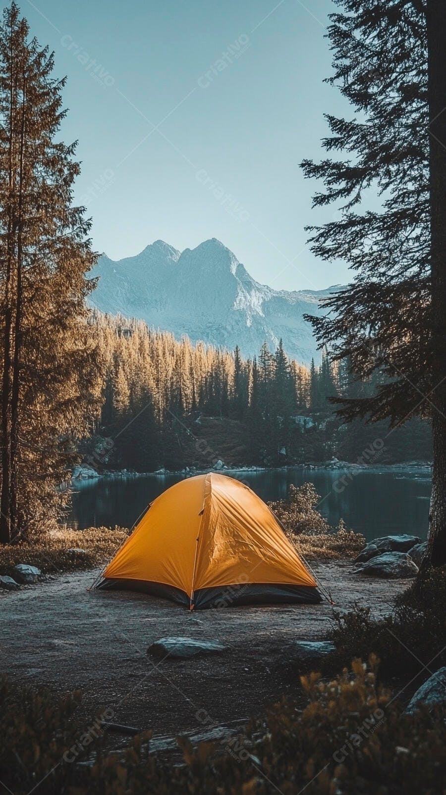 Barraca laranja acampando perto de lago e montanhas imponentes