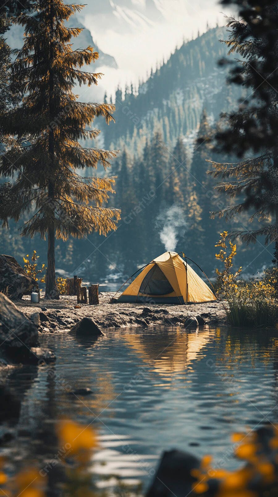 Barraca de camping amarela à beira do lago na montanha com fumaça subindo