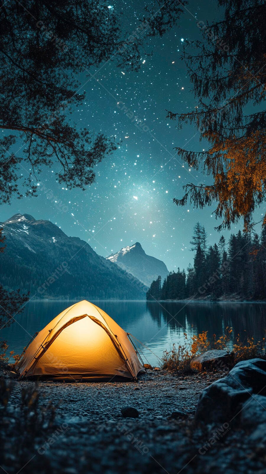 Barraca amarela iluminada acampamento noturno lago montanhas estrelas
