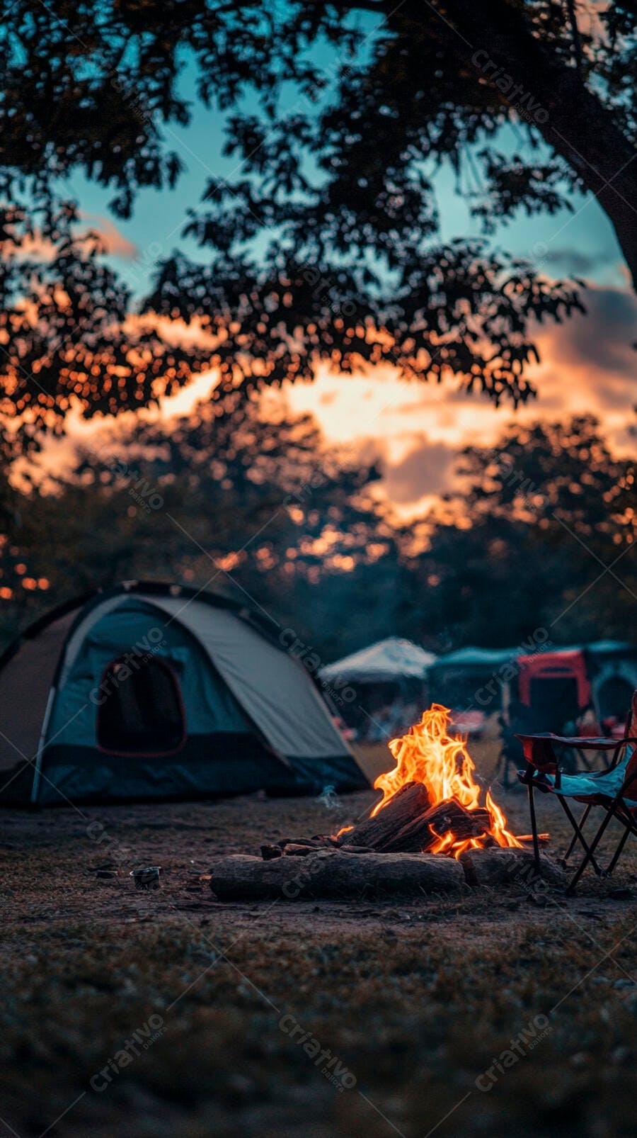 Fogueira quente em acampamento com barraca e céu de pôr do sol vibrante
