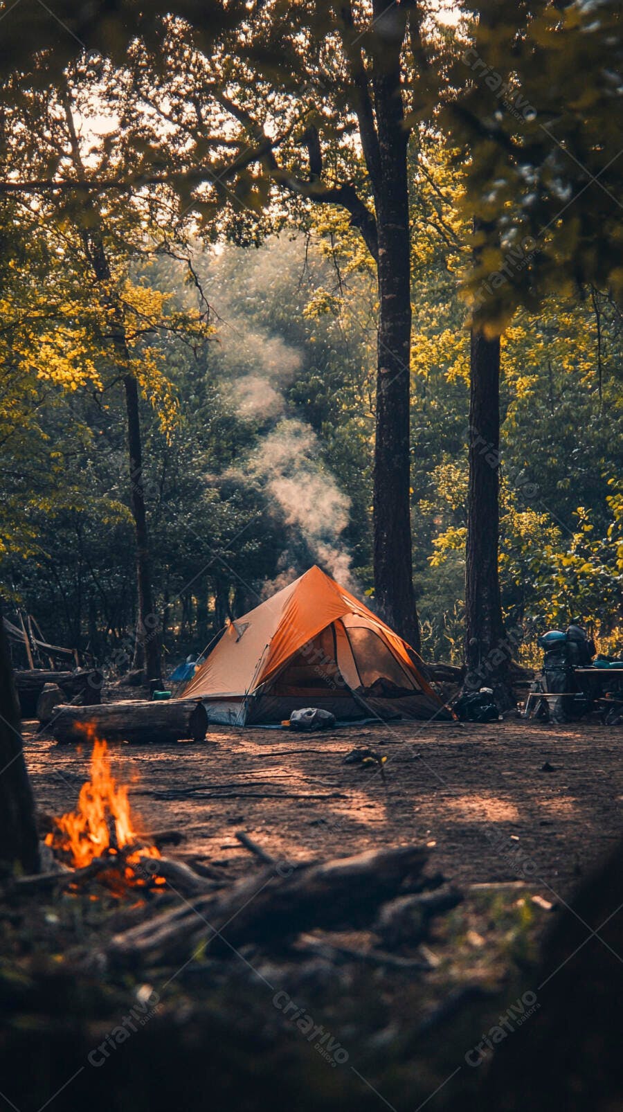 Barraca de camping laranja na floresta com fogueira e fumaça ao amanhecer