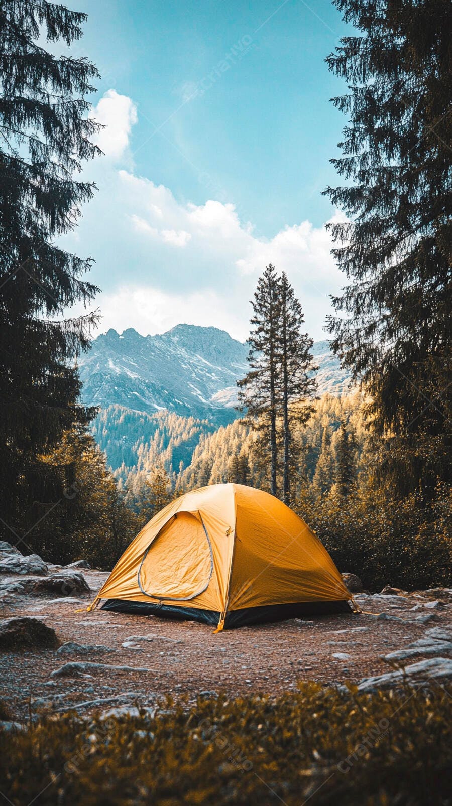 Tenda amarela em acampamento na montanha com pinheiros e céu azul