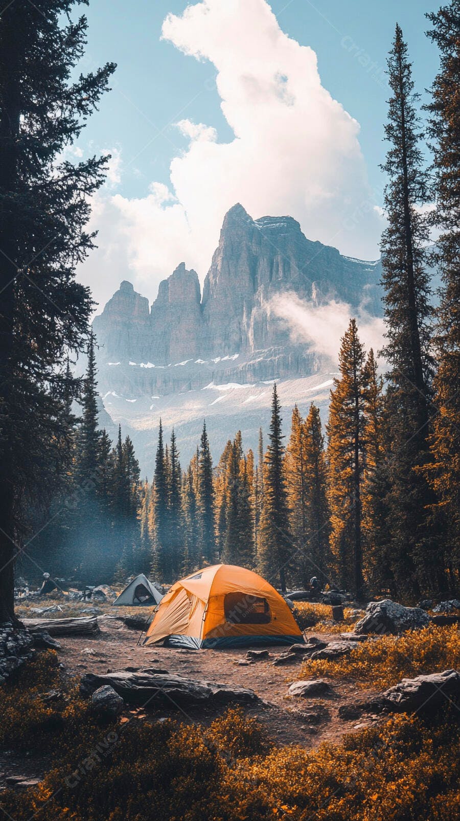 Barraca de camping laranja em acampamento na floresta das montanhas