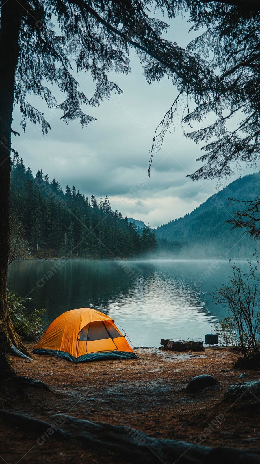 Tenda laranja à bebeira de lago montanhoso nublado