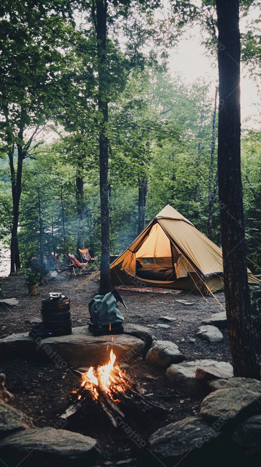 Acampamento com fogueira e tenda iluminada na floresta verde ao entardecer