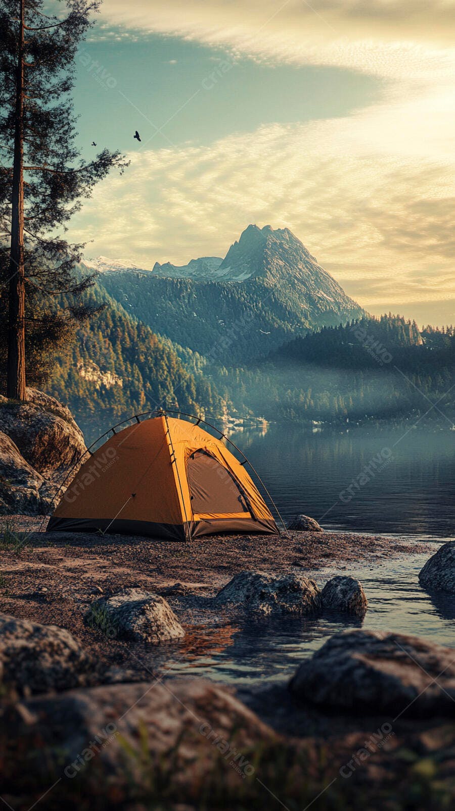Barraca de camping laranja à beira do lago com montanhas ao amanhecer