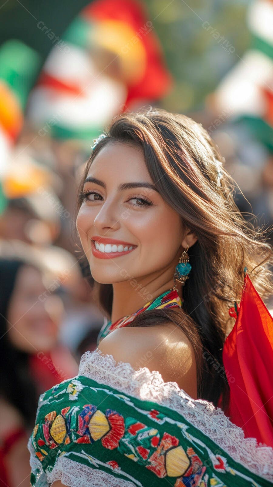 Mulher latina sorrindo em traje folclórico verde bordado de celebração