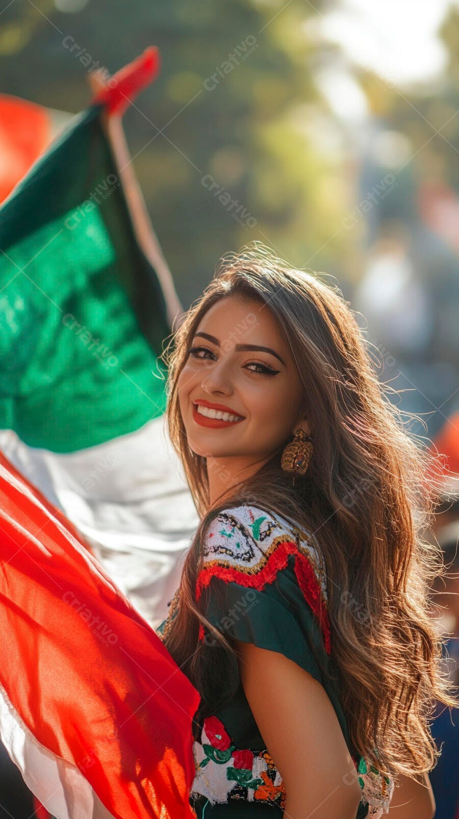 Mulher latina sorrindo com bandeira do México e roupa tradicional bordada ao ar livre