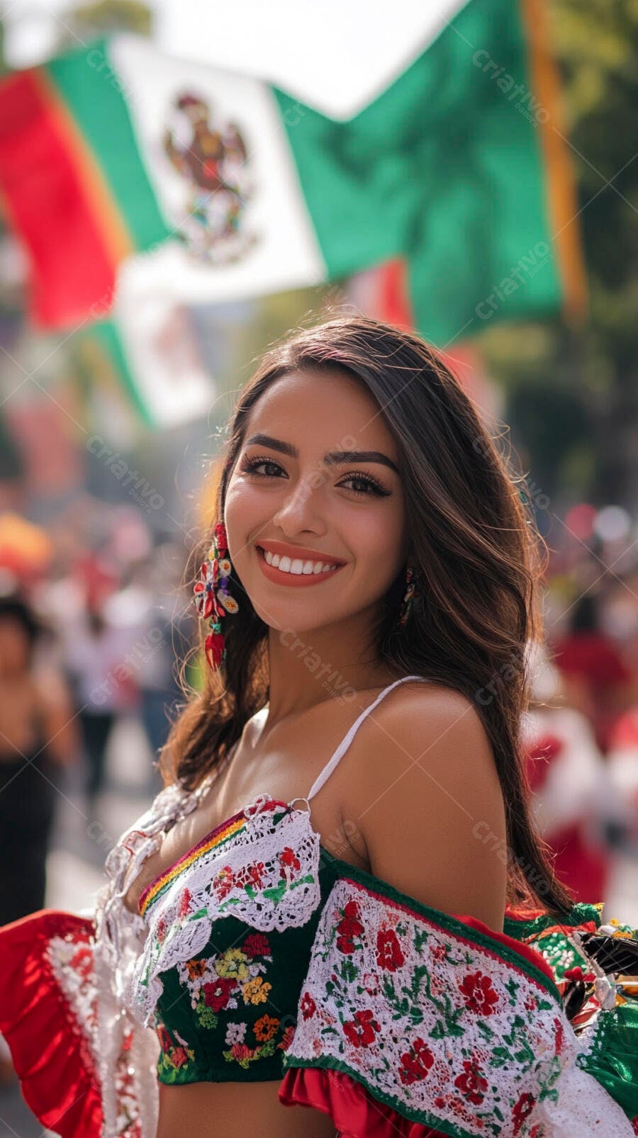 Jovem mulher mexicana sorrindo em traje tradicional com bandeira ao fundo