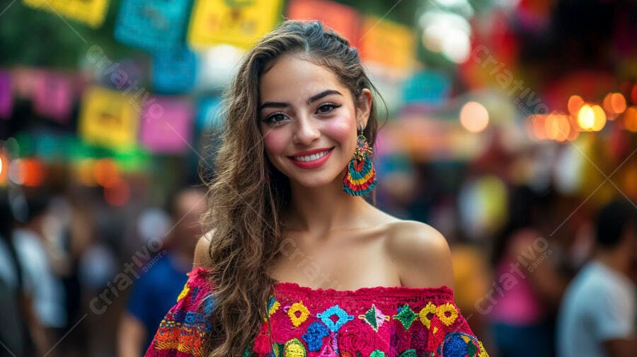 Mulher latina sorrindo em festival com blusa bordada e brincos coloridos