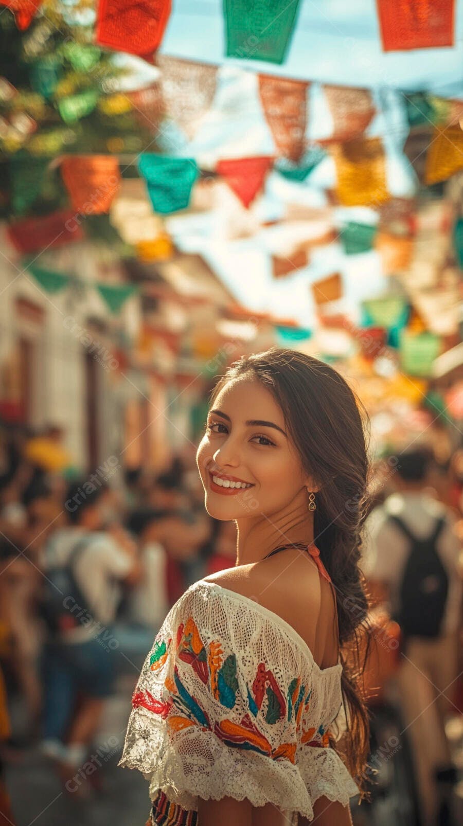Mulher latina feliz com blusa bordada em rua festiva mexicana bandeiras coloridas