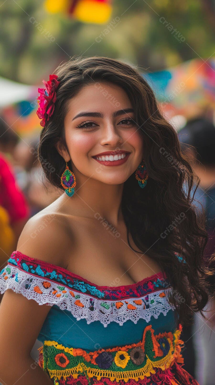 Mulher latina sorridente com flor vermelha no cabelo em evento cultural festivo colorido