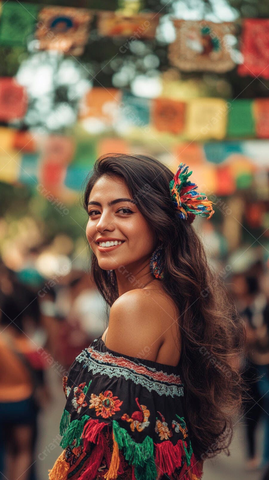 Mulher latina sorrindo em festival com traje folclórico colorido