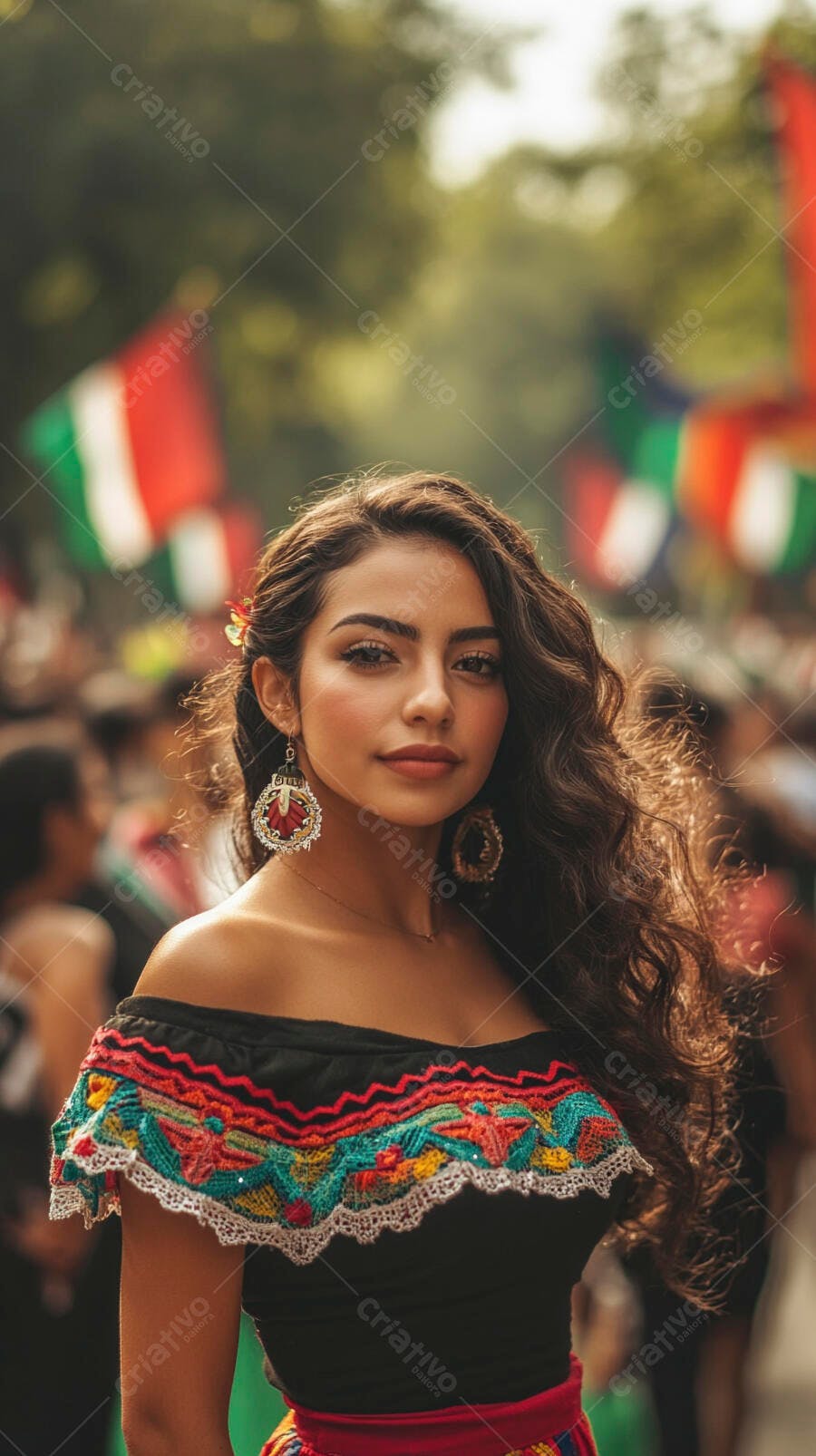 Mulher latina com cabelos ondulados e blusa bordada em festival cultural