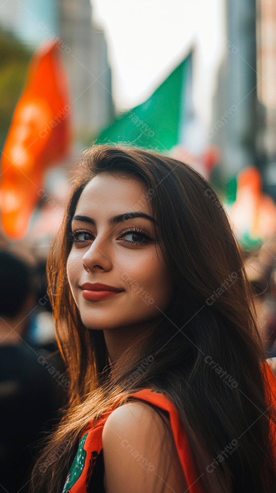 Jovem mulher sorrindo em evento cultural com bandeiras coloridas