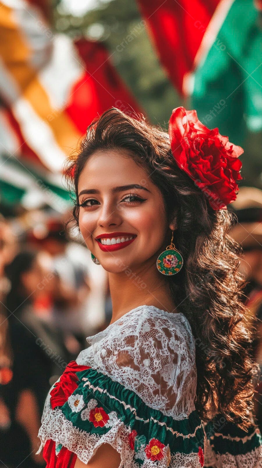Mulher mexicana jovem sorrindo com flor vermelha em celebração cultural festiva