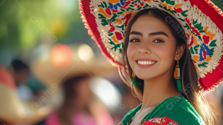 Mulher jovem sorridente com sombrero colorido em festa cultural