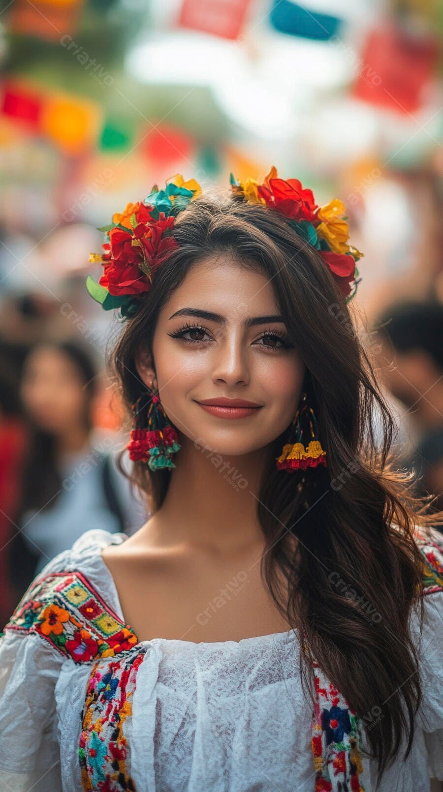 Jovem mulher latina sorrindo com coroa de flores em celebração colorida