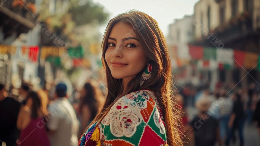 Mulher latina sorrindo com blusa bordada colorida em rua festiva mexicana