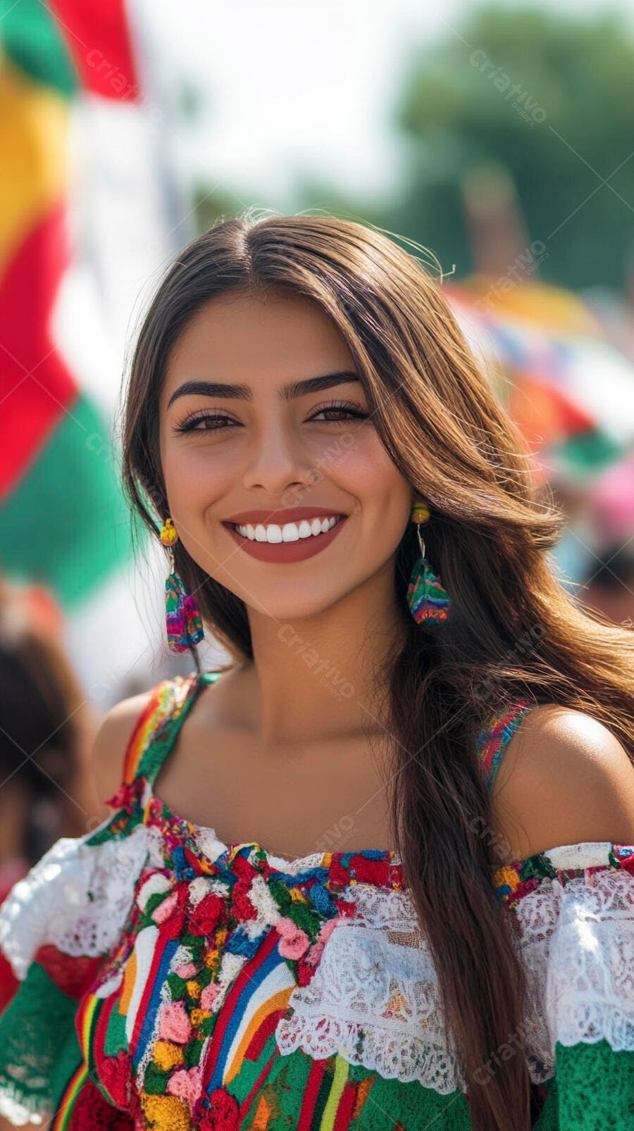Mulher latina de cabelo castanho sorrindo em vestido tradicional colorido