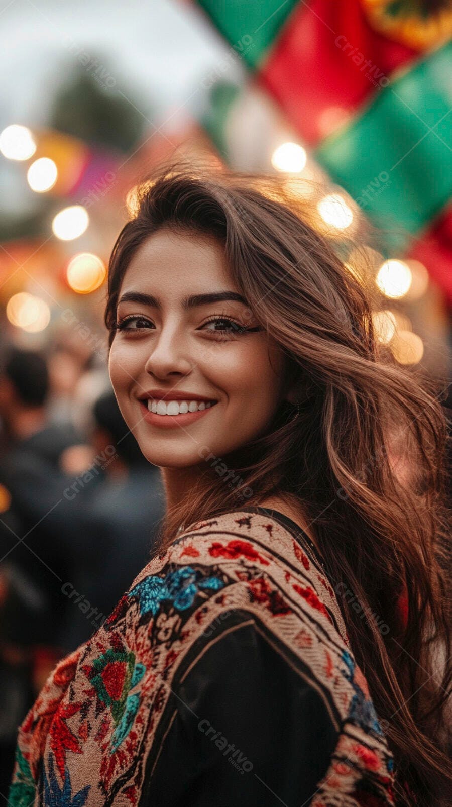 Jovem mulher latina sorrindo em festival noturno com luzes coloridas