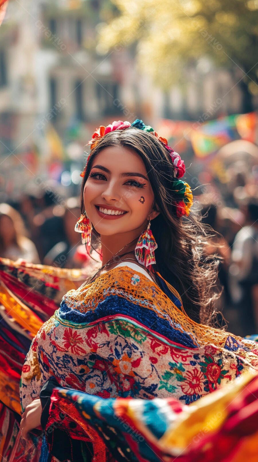 Mulher latina feliz com coroa de flores em festa cultural vibrante