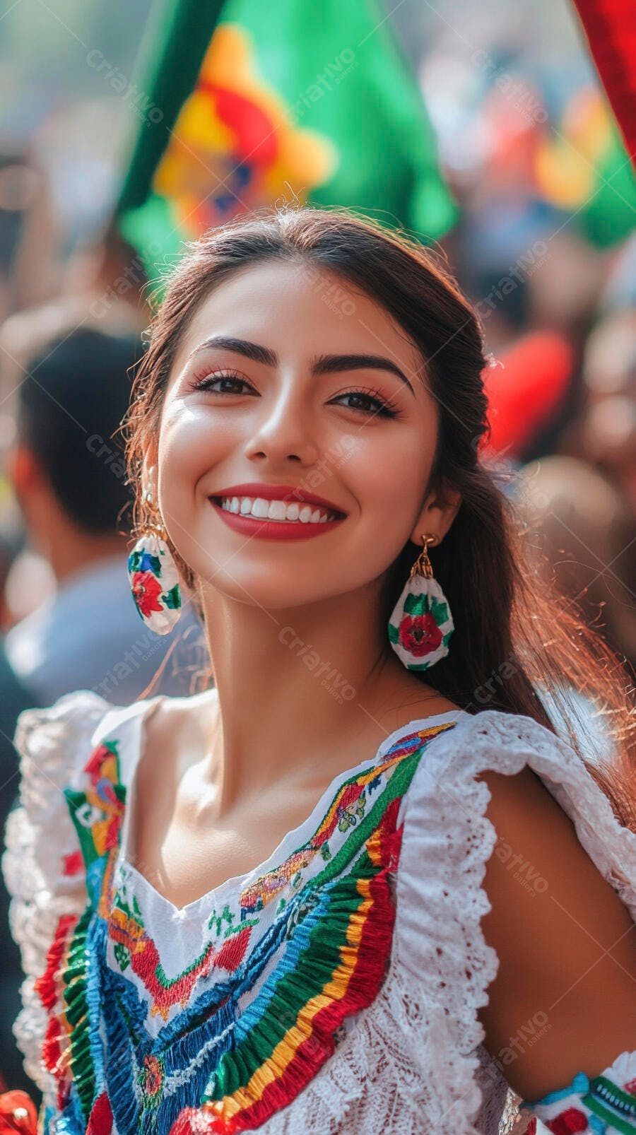 Mulher hispânica sorrindo com vestido bordado em celebração cultural festiva