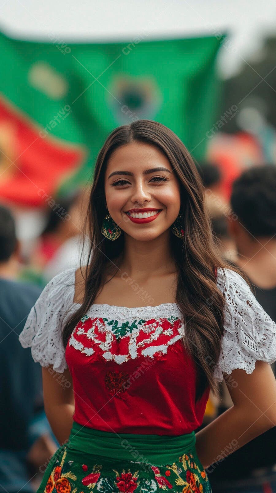 Mulher latina sorrindo com traje tradicional em festival cultural vibrante