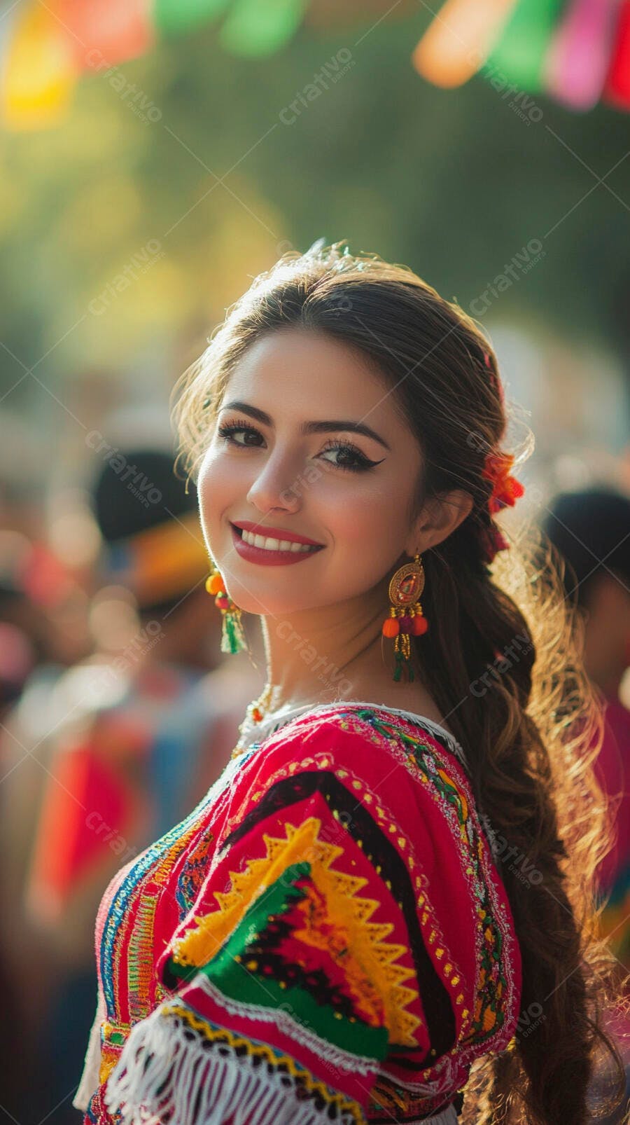 Mulher latina sorrindo em traje tradicional vibrante durante festival diurno